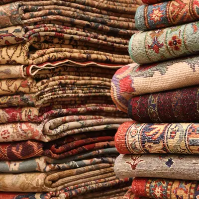 Hoher Stapel gefalteter Orientteppiche