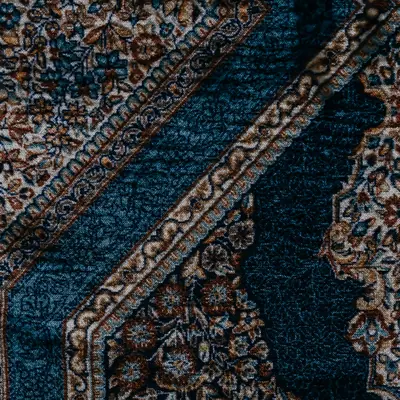 Detail eines dunkelblauen Orientteppichs mit Bordüre