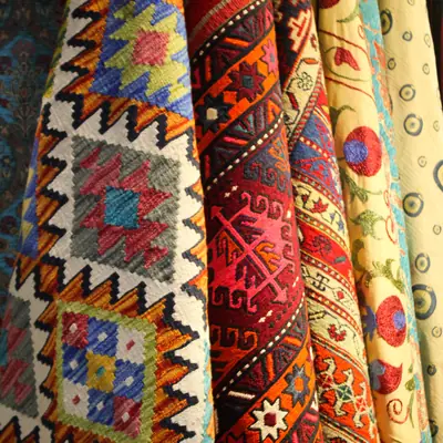 Aufgehängte Kelims mit farbigen geometrischen Mustern