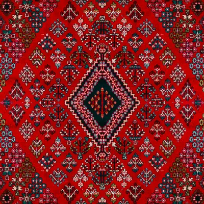 Roter Teppich mit rautenförmigem Medaillon und geometrischem Muster