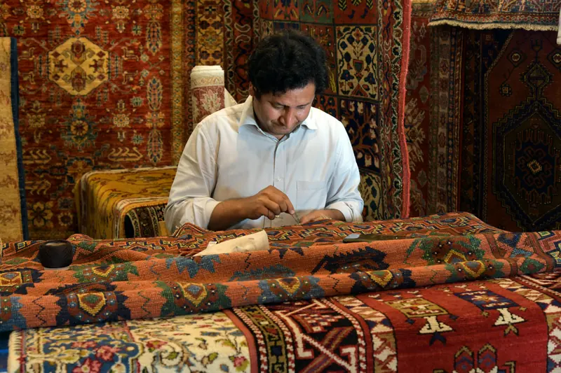 Fachmann bei der Reparatur eines Orientteppichs